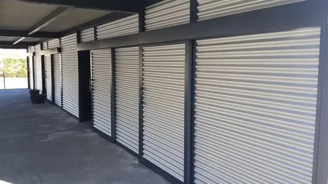 Reihencarport - Carportmaster Projekt 18-P-1777 - 44577 Castrop-Rauxel - Carportbild 04 - Carport verkleiden mit Wellblech RAL 9006 Reihencarport - Carportmaster Projekt 18-P-1777 - 44577 Castrop-Rauxel - Carportbild 04 - Carport verkleiden mit Wellblech RAL 9006