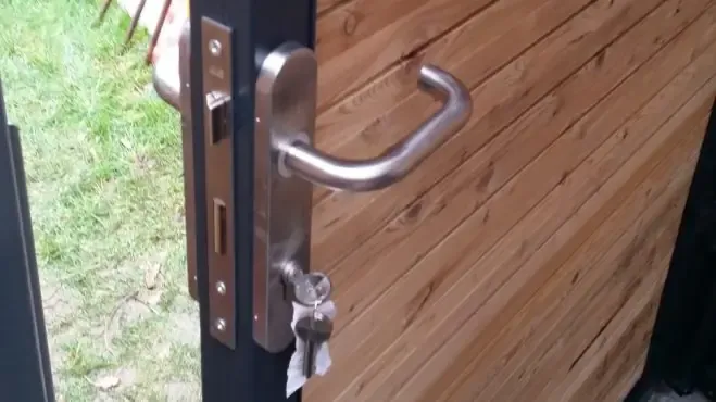 Zylinderschloss mit 3 Schlüsseln und Türdrücker aus Edelstahl