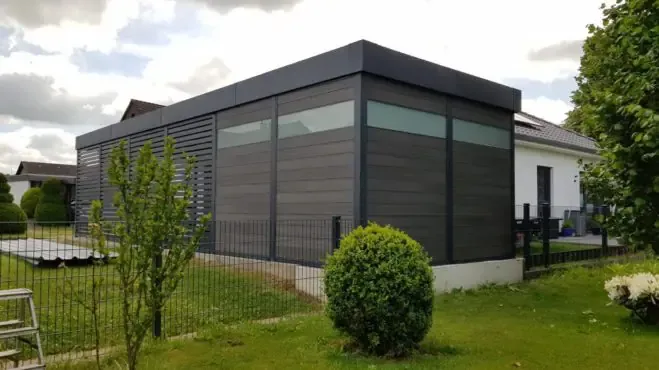 Carport mit Schuppen - Carportmaster Projekt 20-P-2628 - 31555 Suthfeld - Carportbild 02 - Carport mit Schuppen ausgestattet mit Wandverkleidungen aus WPC und Wand-Lichteinsätzen